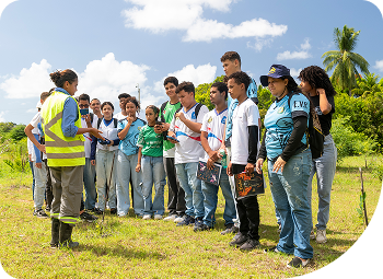 Um grupo de jovens e um funcionário da Flexal.