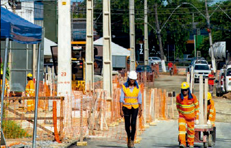 A rede elétrica que está sendo instalada na avenida Durval de Góes Monteiro