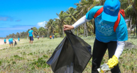 VOLUNTÁRIOS BRASKEM REALIZAM LIMPEZA DE PRAIA EM GUARAJUBA