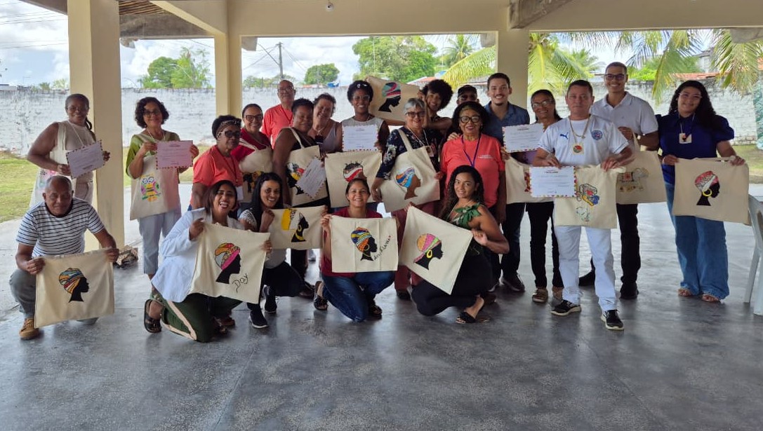 Moradores de Dias d'Ávila aprendem a transformar plástico em arte e gerar renda