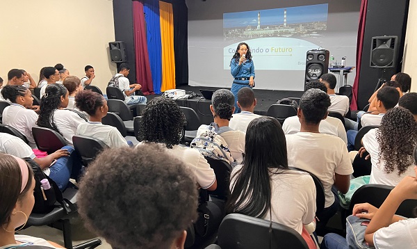 Palestra de engenheira da Braskem fomenta o futuro profissional de estudantes em Dias d'Ávila