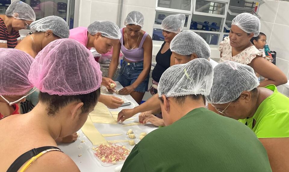 Projeto Cozinha Escola transforma vidas no Vergel: "Foi um divisor de águas", diz empreendedora que saiu do desemprego