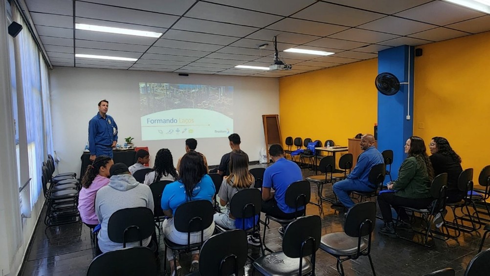Braskem recebe jovens da ADRA em visita pelo programa Formando Laços em Cubatão