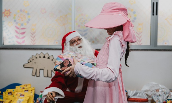 Braskem leva magia de Natal para crianças em tratamento oncológico no Hospital Aristides Maltez 