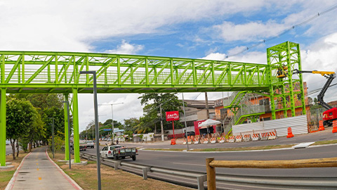 Obras da passarela para pedestres avançam na avenida Durval de Góes Monteiro