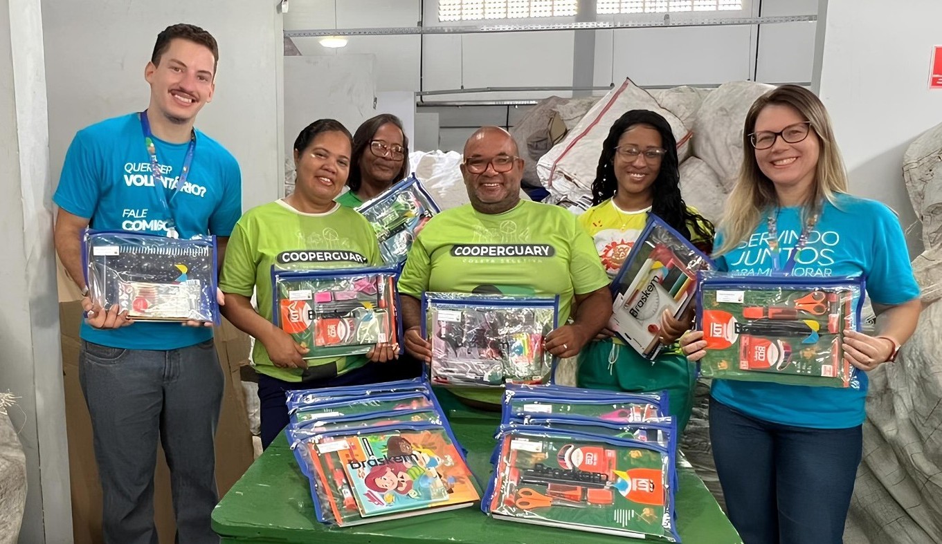 Voluntários da Braskem doam materiais escolares para filhos de catadores de resíduos em Salvador e Camaçari