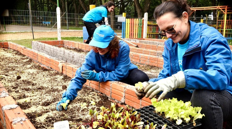 WeCare 2026: ação de voluntariado revitaliza horta de escola estadual em Nova Santa Rita 
