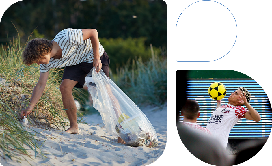 Homem branco agachado recolhendo o lixo da praia com sacola na mão