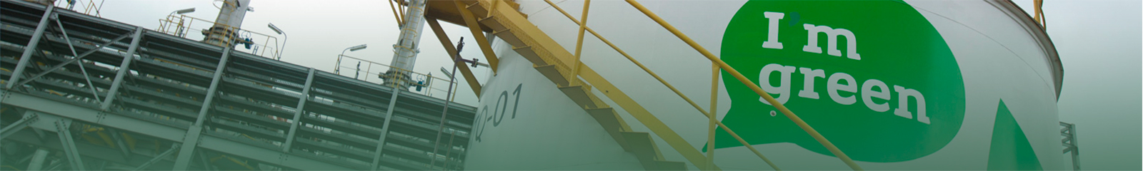Paisagem industrial com indicação de sustentabilidade na frase: I am green