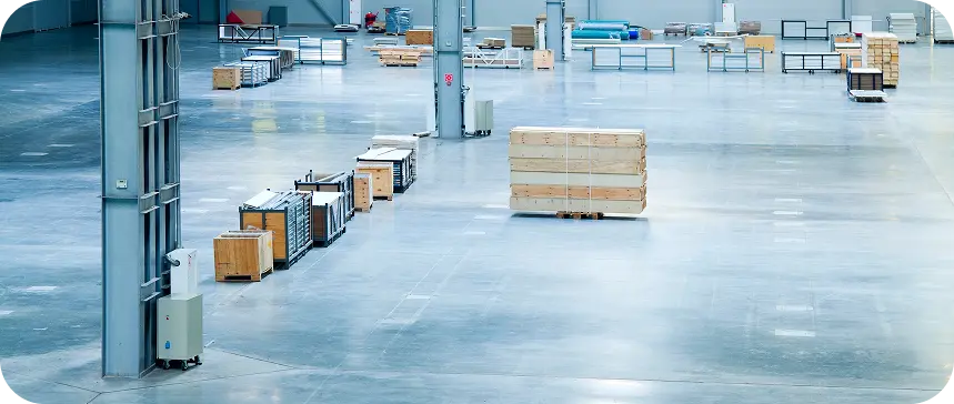 Piso industrial de concreto em galpão logístico